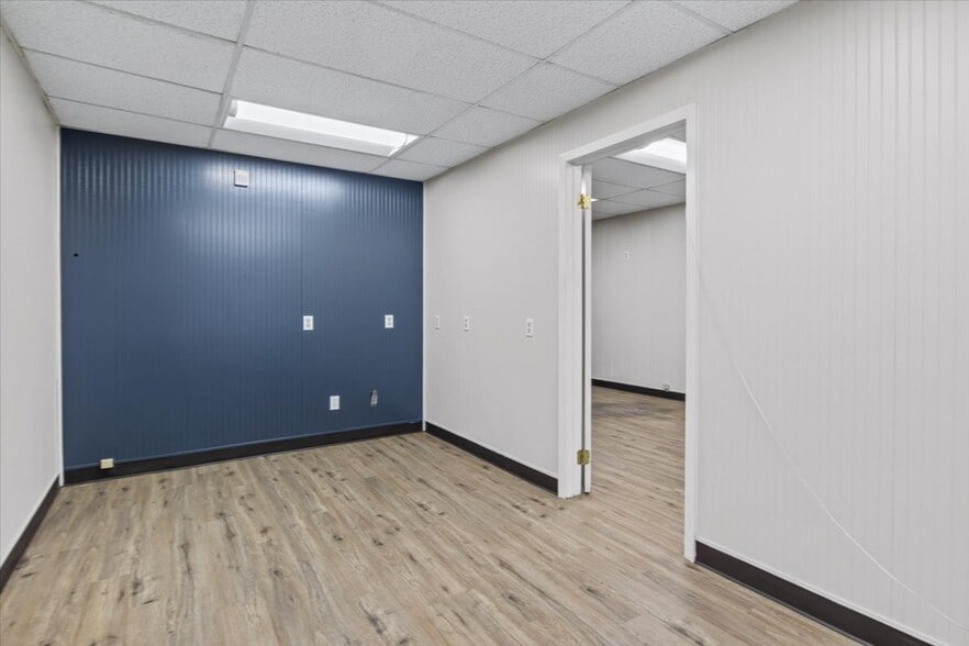 More Photos Of 890 N Main St, Independence Warehouse For Sale