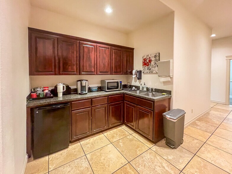 More Photos Of 2198 NE Stephens St, Roseburg Medical For Sale