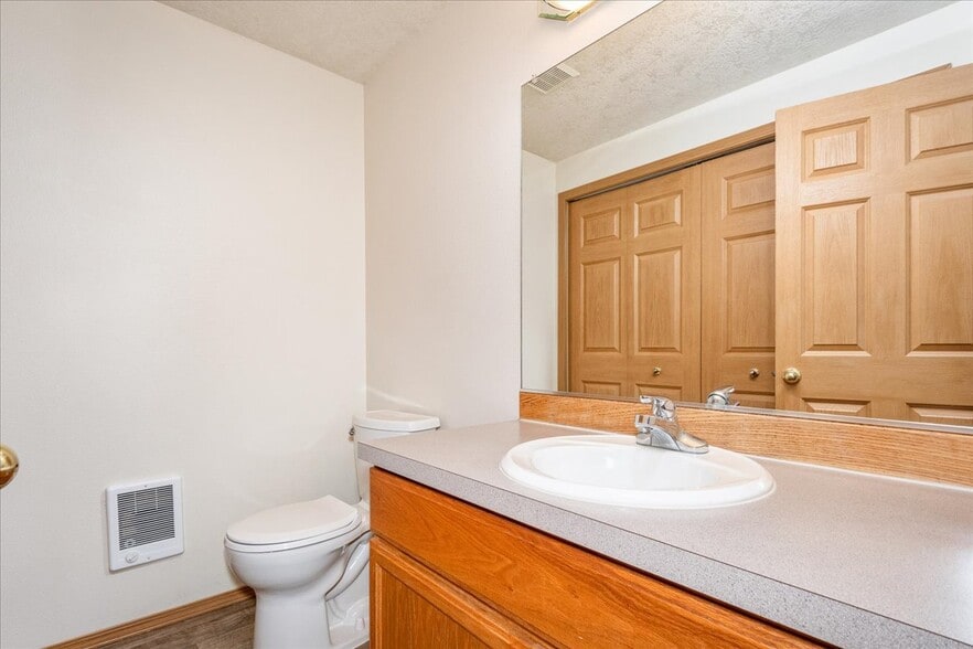 More Photos Of 4038-4048 SE Powell Valley Rd, Gresham Specialty For Sale