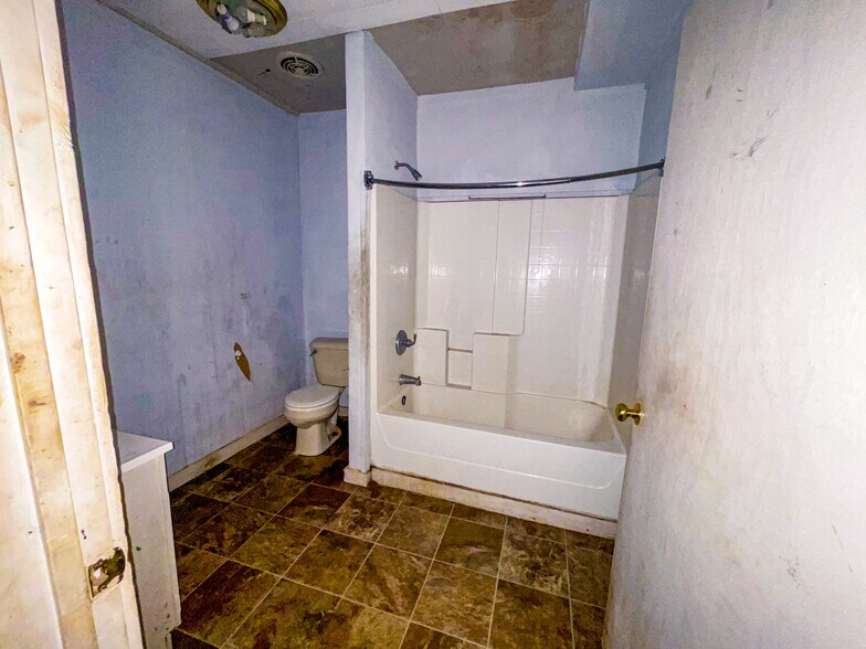 More Photos Of 2305 N Main St, Vidor Flex For Sale