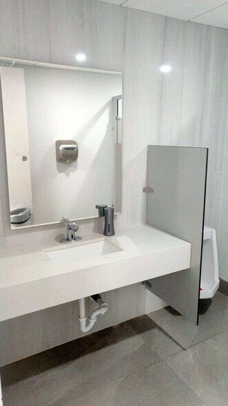 More Photos Of 1909 Tyler St, Hollywood Office For Lease