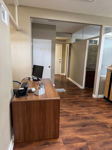 More Photos Of 611 N Esplanade St, Cuero Medical For Sale