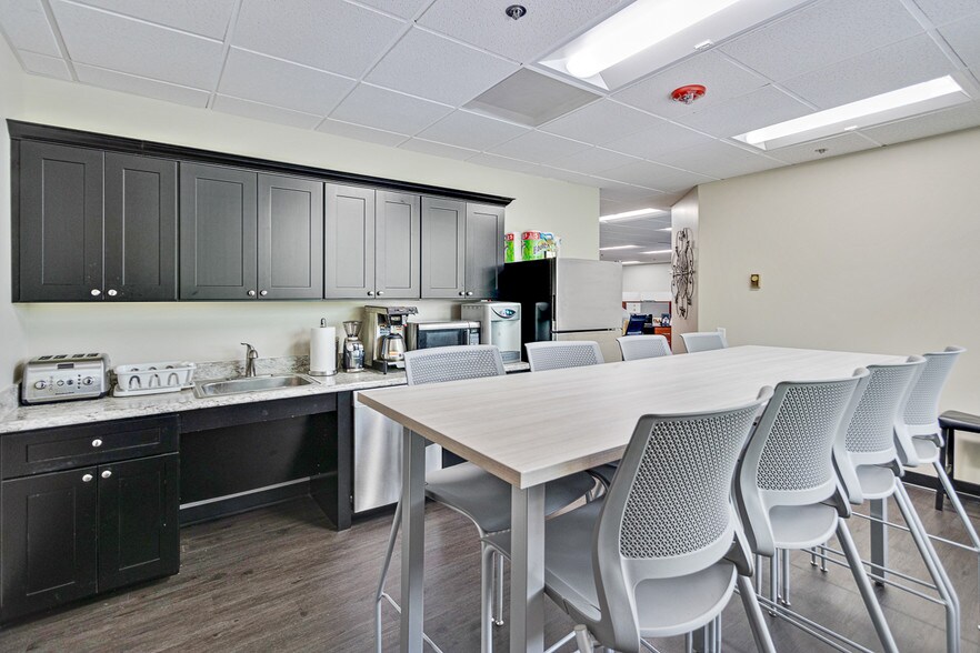 More Photos Of 1 S 450 Summit Ave, Oakbrook Terrace Office For Sale
