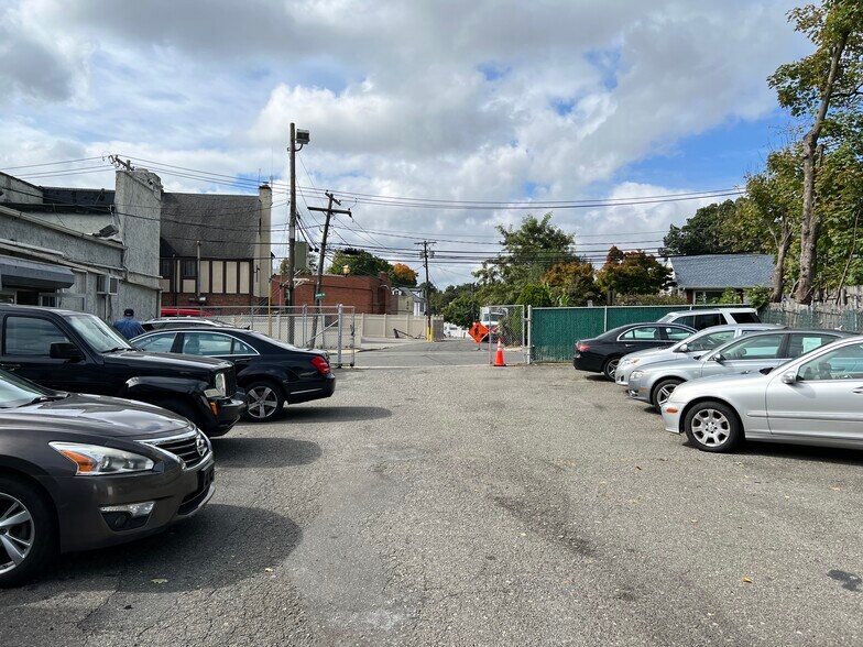 More Photos Of 195 Northern Blvd, Great Neck Auto Dealership For Lease