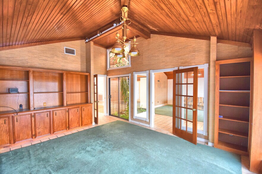 More Photos Of 5849 Holly Rd, Corpus Christi Self Storage For Sale