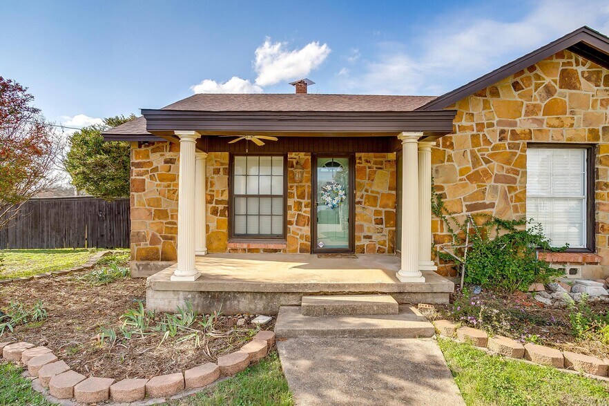More Photos Of 113 N Tarrant St, Crowley Office For Sale