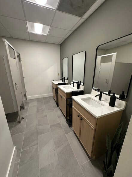 More Photos Of 4205 S Macdill Ave, Tampa Unknown For Lease