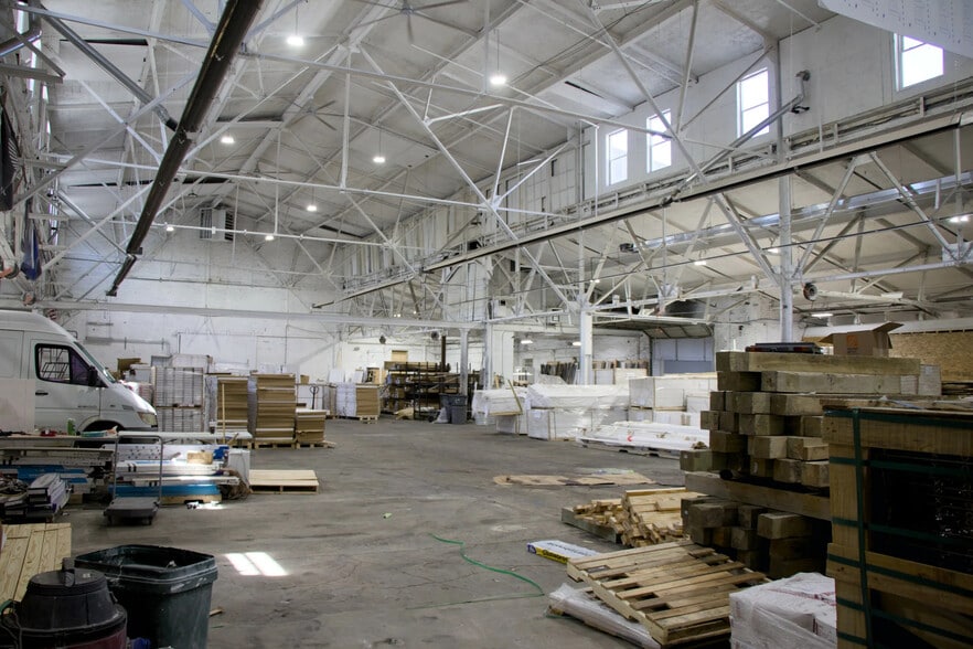 More Photos Of 737 W Cleveland St, Milwaukee Warehouse For Lease