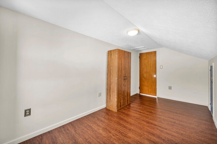 More Photos Of 4085 Herner County Line Rd, Southington Showroom For Sale