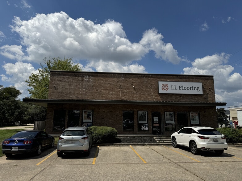More Photos Of 21755 N I-45, Spring Showroom For Sale