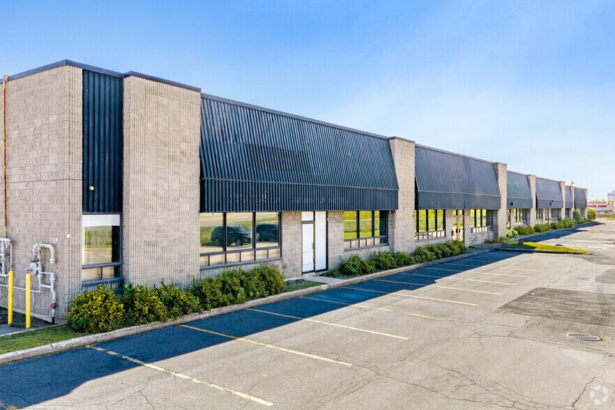 More Photos Of 2789-2855 Boul Le Corbusier, Laval Warehouse For Lease