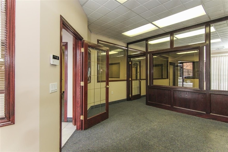 More Photos Of 1015 Centre St NW, Calgary Storefront Retail Residential For Lease