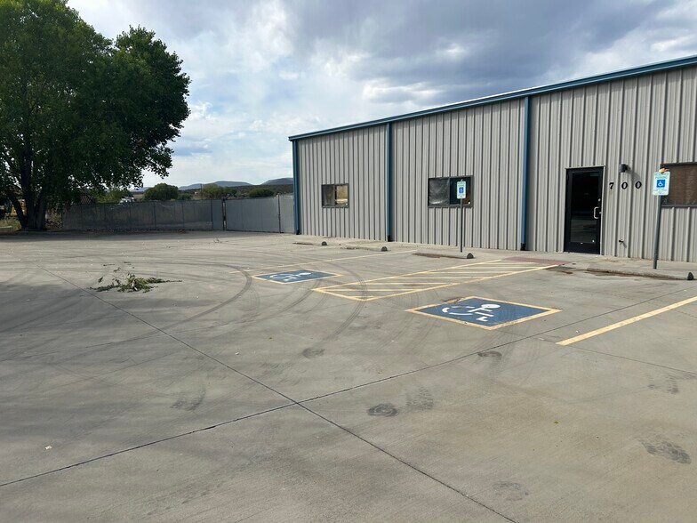 More Photos Of 700 S Bennett Dr, Dewey Warehouse For Lease