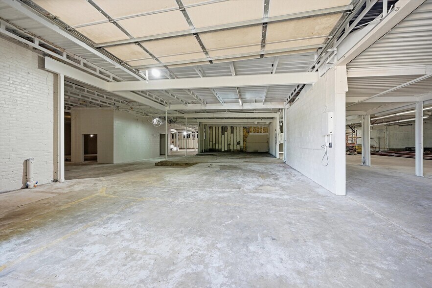 More Photos Of 613 S Armstrong Ave, Denison Warehouse For Sale