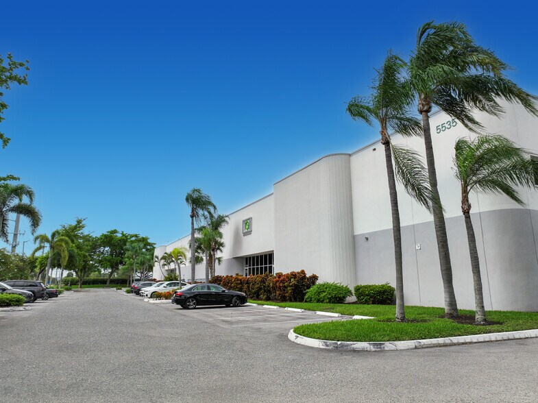 More Photos Of 5535-5545 NW 35th Ave, Fort Lauderdale Distribution For Lease