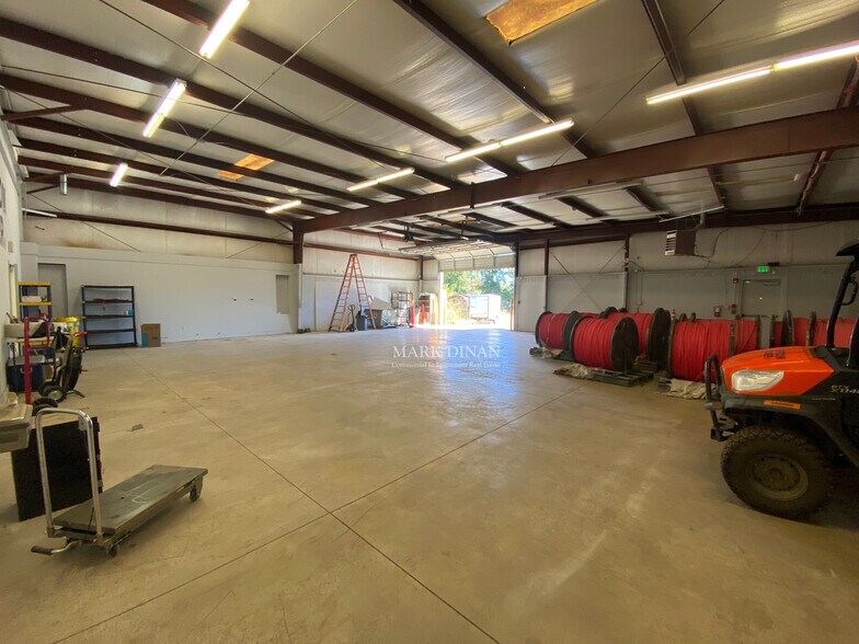 More Photos Of 2148 Pelham Pky, Pelham Flex For Lease