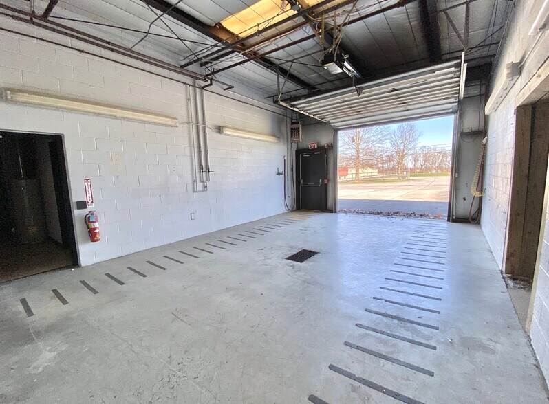 More Photos Of 3040 Industry Dr, Lancaster Flex For Sale