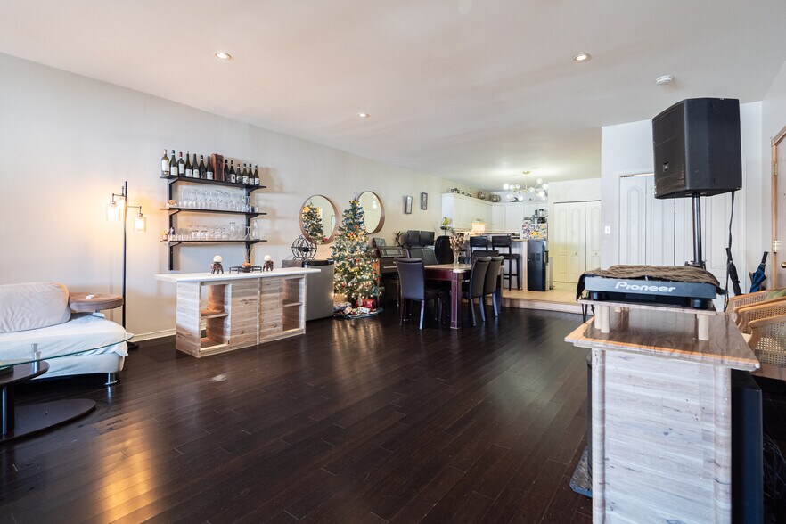 More Photos Of 6982-6984 Saint-Hubert Rue, Montréal Storefront Retail Residential For Sale