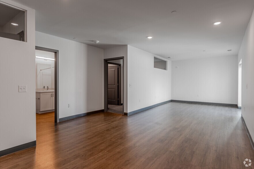 More Photos Of 366 E Broad St, Columbus Apartments For Lease