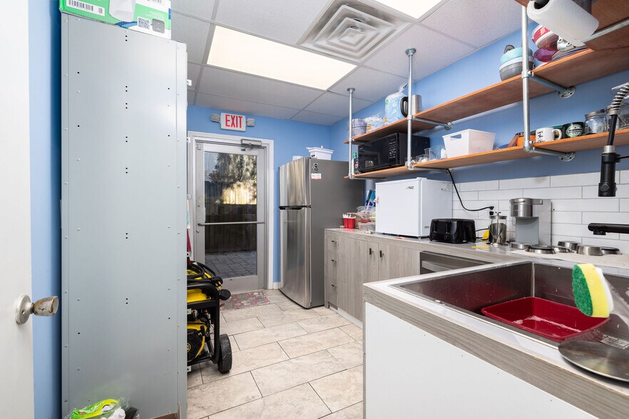 More Photos Of 5617 Dorchester Rd, North Charleston Veterinarian Kennel For Lease