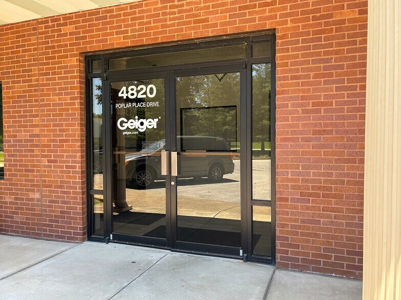 More Photos Of 4800-4820 Poplar Place Dr, Louisville Showroom For Lease