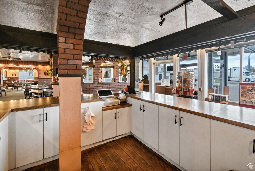 More Photos Of 1535 S State St, Salina Specialty For Sale