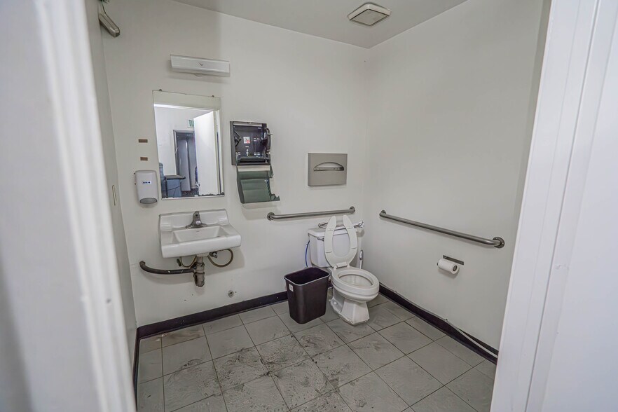 More Photos Of 1901 S Alameda St, Los Angeles General Retail For Sale