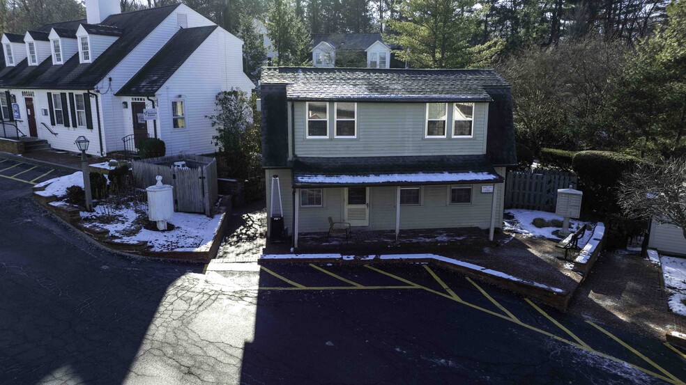 More Photos Of 1-3 Brick Walk Ln, Farmington Unknown For Lease