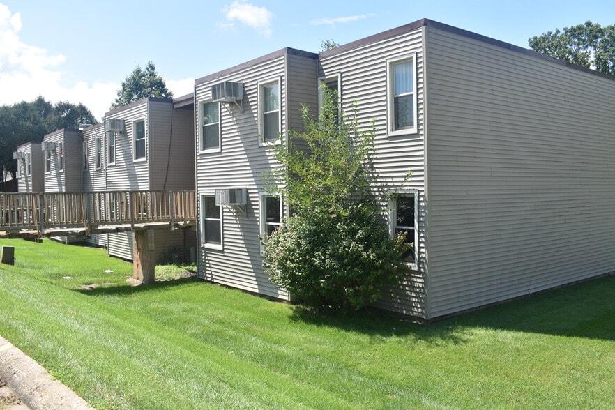 More Photos Of 405 N Davis St, Anamosa Apartments For Sale