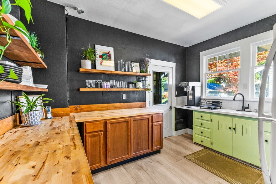 More Photos Of 765 Liberty St SE, Salem Freestanding For Sale