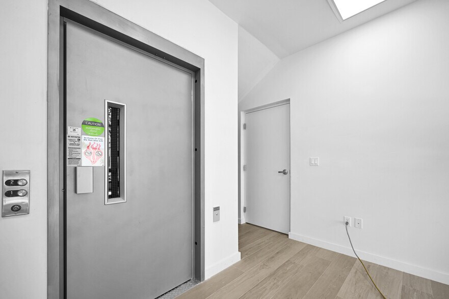 More Photos Of 221 NE 67th St, Miami Warehouse For Sale