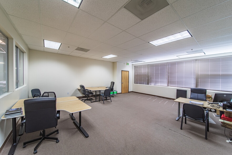 More Photos Of 7555 N San Fernando Rd, Burbank Manufacturing For Lease