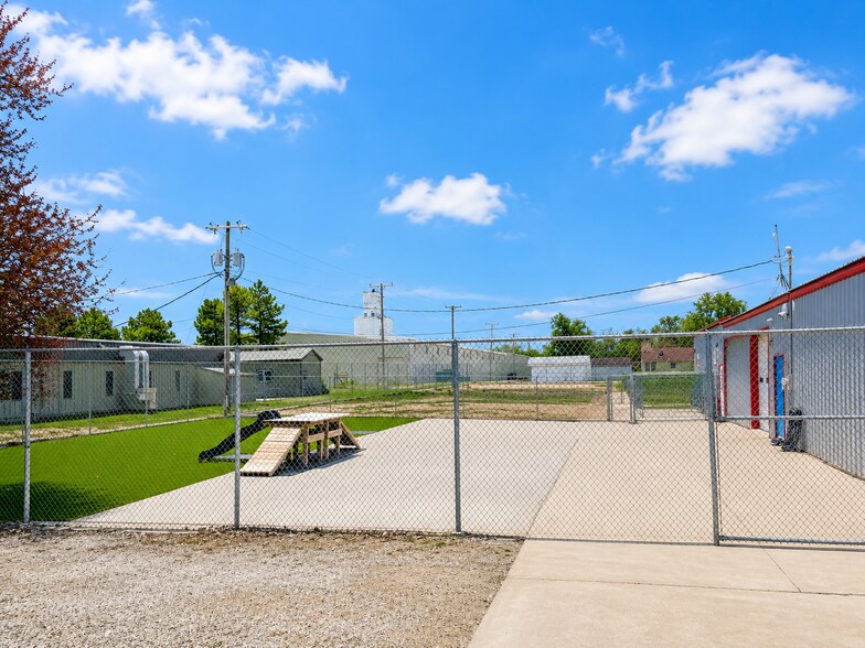 More Photos Of 911 W 1st St, Mcpherson Industrial For Sale