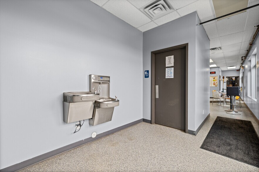 More Photos Of 901 Cannon Rd S, Dundas Sports And Entertainment For Sale