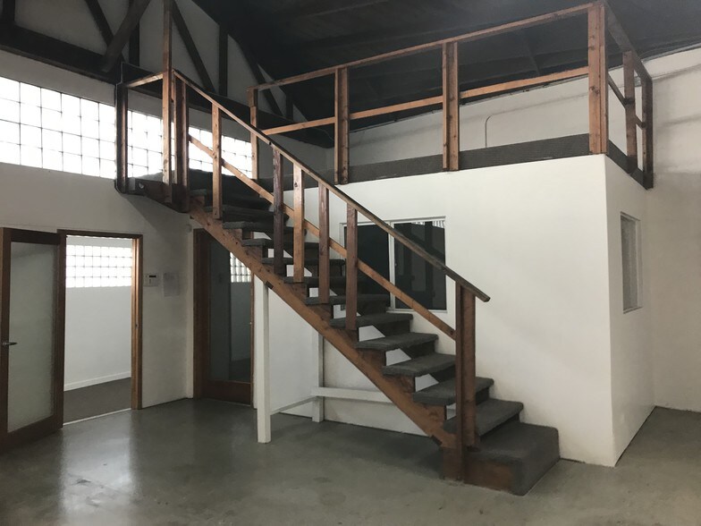 More Photos Of 6819 West Blvd, Inglewood Warehouse For Lease