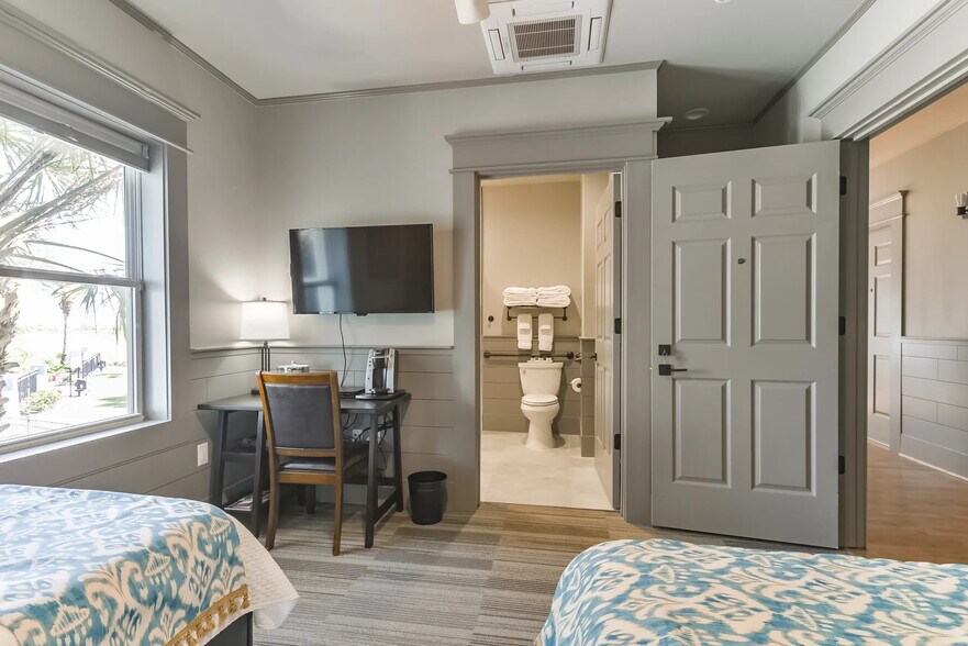 More Photos Of 201 Harbor Walk Blvd, Hitchcock Hospitality For Sale