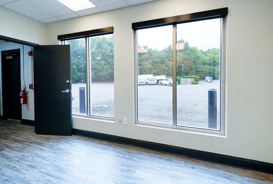 More Photos Of 3120 Latrobe Dr, Charlotte Showroom For Sale