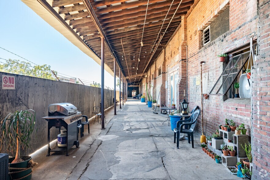 More Photos Of 560 E Commercial St, Pomona Manufacturing For Lease