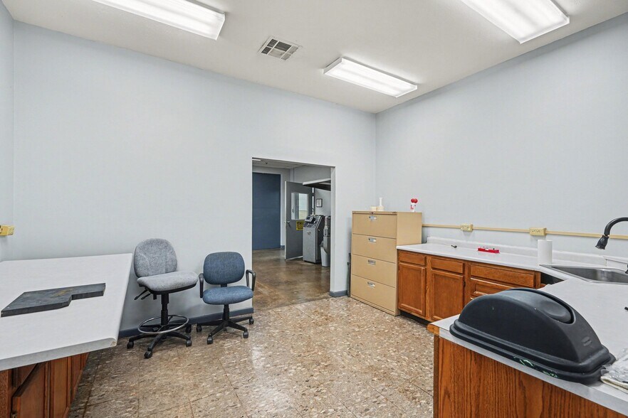 More Photos Of 49 S 2nd St, New Vienna Manufacturing For Lease