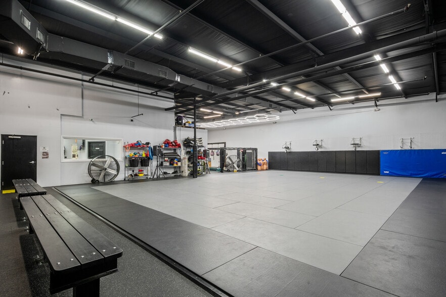 More Photos Of 300 Countyline Ct, Oakland Light Manufacturing For Lease