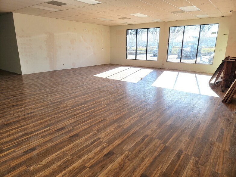 More Photos Of 410-416 W Higgins Rd, Schaumburg Storefront Retail Office For Lease