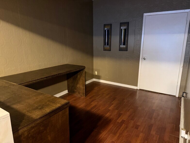 More Photos Of 221 State St, Mccomb Flex For Lease