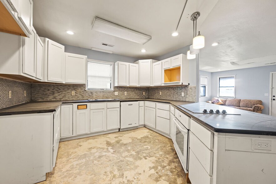 More Photos Of 121 S Nelson Ave, Gentry Light Manufacturing For Sale