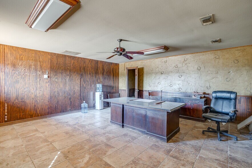 More Photos Of 3545 N Main St, Cleburne Industrial For Lease