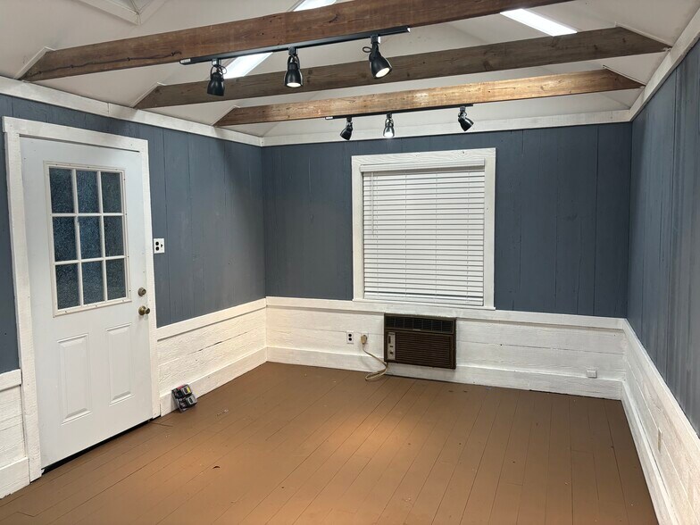 More Photos Of 1600 S Day St, Brenham Medical For Sale