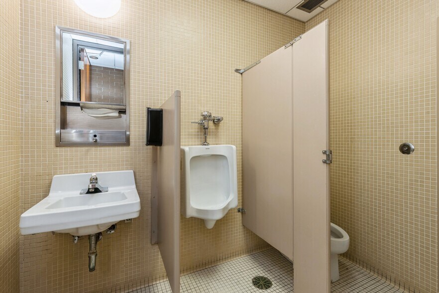 More Photos Of 4505 Douglas Ave, Des Moines General Retail For Sale