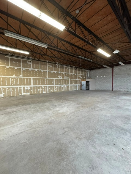 More Photos Of 2 Johnson Dr, Raritan Manufacturing For Lease