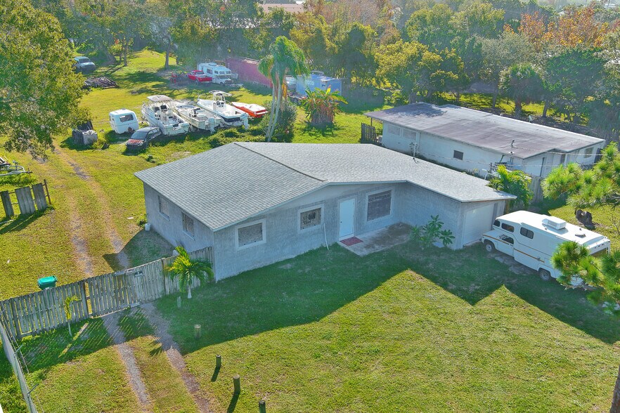 More Photos Of 420 S Plumosa St, Merritt Island General Retail For Sale