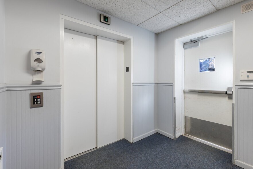 More Photos Of 19-25 Main St, Hartford Office Residential For Sale