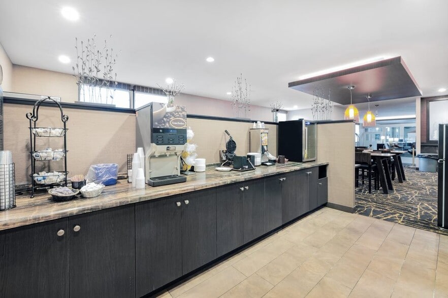 More Photos Of 1205 N 43rd St, Grand Forks Hotel For Lease